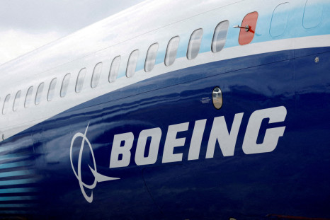 Il logo Boeing è visibile sul lato di un Boeing 737 MAX al Farnborough International Airshow