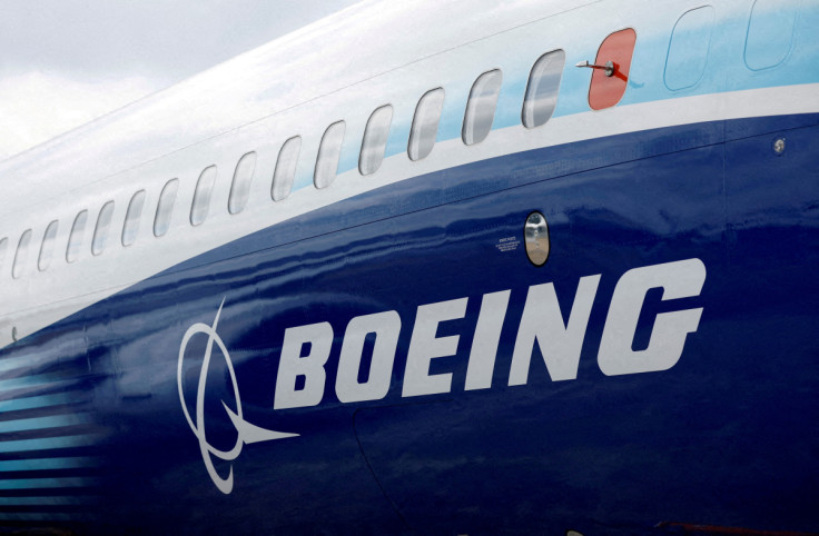 Il logo Boeing è visibile sul lato di un Boeing 737 MAX al Farnborough International Airshow