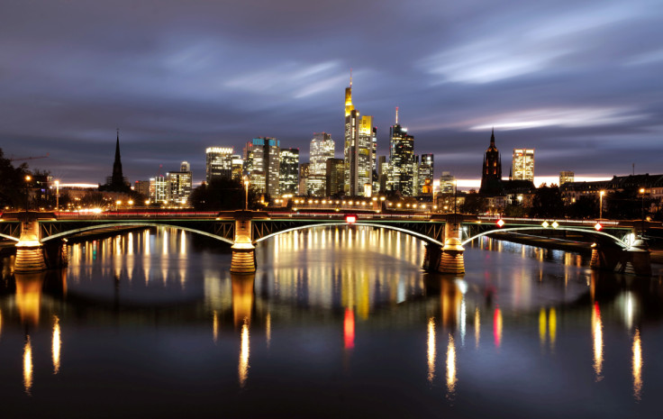 Lo skyline con il suo quartiere finanziario viene fotografato durante il tramonto mentre la diffusione del coronavirus (COVID-19) continua a Francoforte