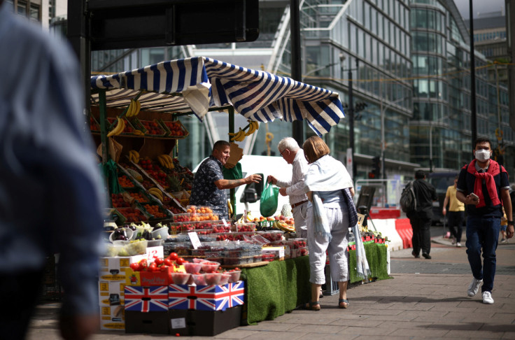 Una persona acquista prodotti da una bancarella del mercato di frutta e verdura nel centro di Londra