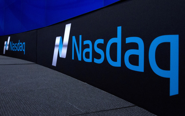 Il logo del Nasdaq è esposto nel sito del Nasdaq Market a New York