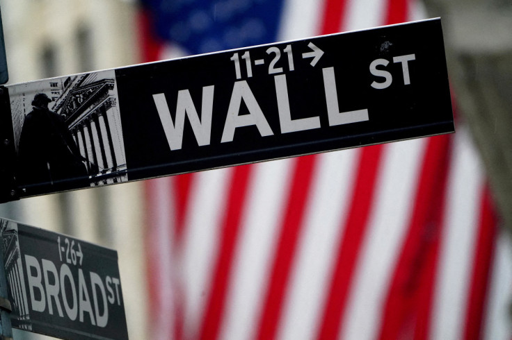 Un cartello di Wall Street è raffigurato fuori dalla Borsa di New York, a New York City