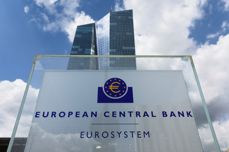 Le bandiere europee si vedono davanti all&#39;edificio della BCE, a Francoforte