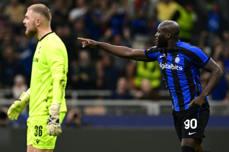 Romelu Lukaku (R) ha segnato al ritorno dall'infortunio quando l'Inter ha raggiunto gli ottavi di finale con stile