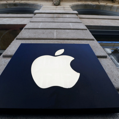 Il logo dell&#39;azienda Apple è visibile all&#39;esterno di un negozio Apple a Bordeaux