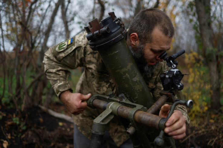 Un militare ucraino prepara un mortaio per i bombardamenti in una posizione in prima linea nella regione di Mykolaiv