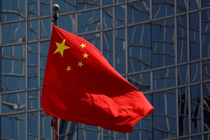 La bandiera nazionale cinese è vista a Pechino, in Cina