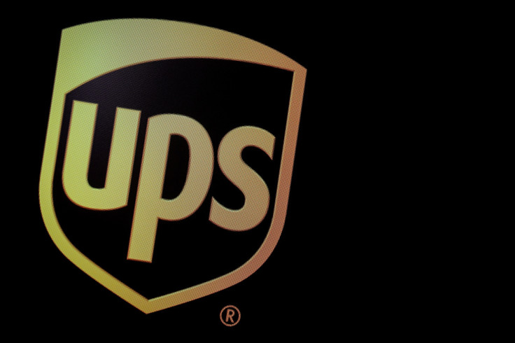 Il logo aziendale di United Parcel Service (UPS) viene visualizzato su uno schermo al NYSE di New York