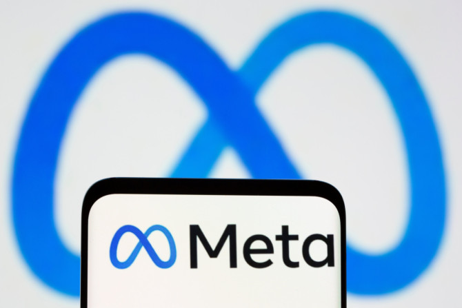 Il nuovo logo di rebranding di Facebook Meta è visibile sullo smartphone in questa immagine illustrativa