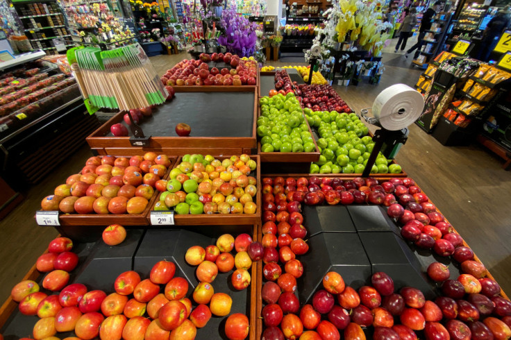 Le mele vengono esposte per la vendita nell&#39;area dei prodotti mentre i clienti sfogliano gli scaffali dei negozi di alimentari all&#39;interno del supermercato Ralphs di Kroger Co. tra i timori per la crescita globale dei casi di coronavirus, a Los An