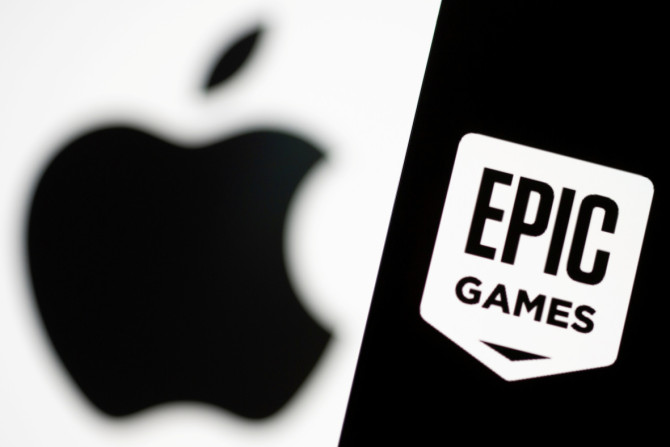 In questa illustrazione, lo smartphone con il logo Epic Games è visto davanti al logo Apple
