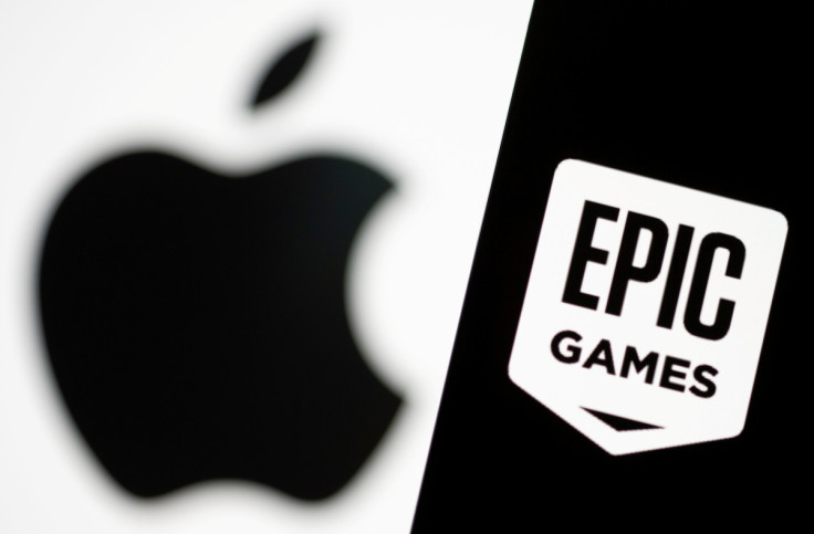 In questa illustrazione, lo smartphone con il logo Epic Games è visto davanti al logo Apple