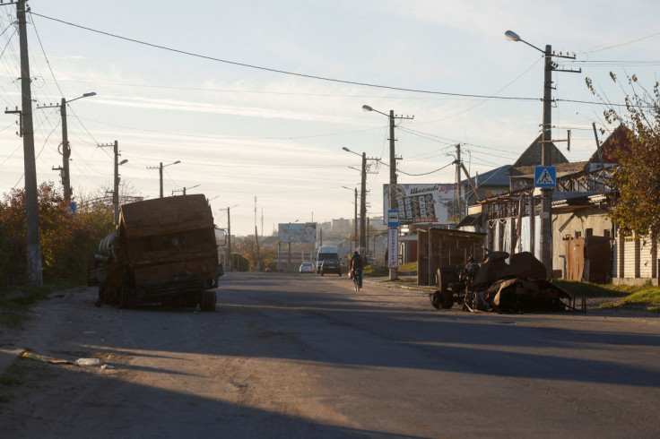 La vista mostra veicoli militari distrutti dopo la ritirata della Russia da Kherson, a Kherson