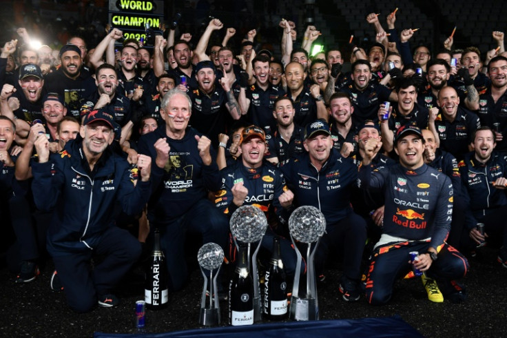 Max Verstappen (davanti, al centro) e l&#39;intero team e l&#39;equipaggio ai box della Red Bull festeggiano la vittoria di campionati del mondo consecutivi a Suzuka
