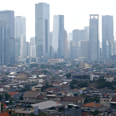 Vista generale degli edifici commerciali poiché lo smog copre la capitale Jakarta