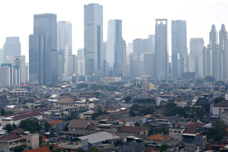 Vista generale degli edifici commerciali poiché lo smog copre la capitale Jakarta