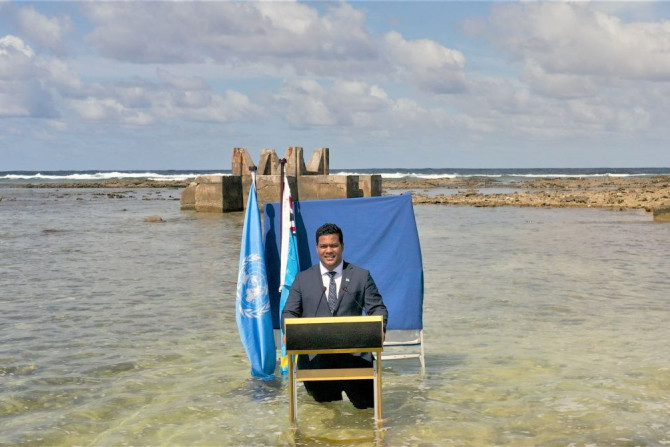 Il ministro degli Esteri di Tuvalu, Simon Kofe, rilascia una dichiarazione della COP26 mentre si trova nell&#39;oceano in questa foto scattata a Funafuti, Tuvalu, l&#39;8 novembre 2021. Foto scattata l&#39;8 novembre 2021. Ministero della giustizia, della