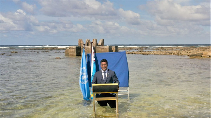 Il ministro degli Esteri di Tuvalu, Simon Kofe, rilascia una dichiarazione della COP26 mentre si trova nell&#39;oceano in questa foto scattata a Funafuti, Tuvalu, l&#39;8 novembre 2021. Foto scattata l&#39;8 novembre 2021. Ministero della giustizia, della