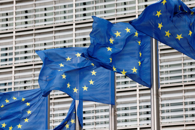 Le bandiere dell&#39;Unione Europea sventolano davanti alla sede della Commissione Europea a Bruxelles, in Belgio