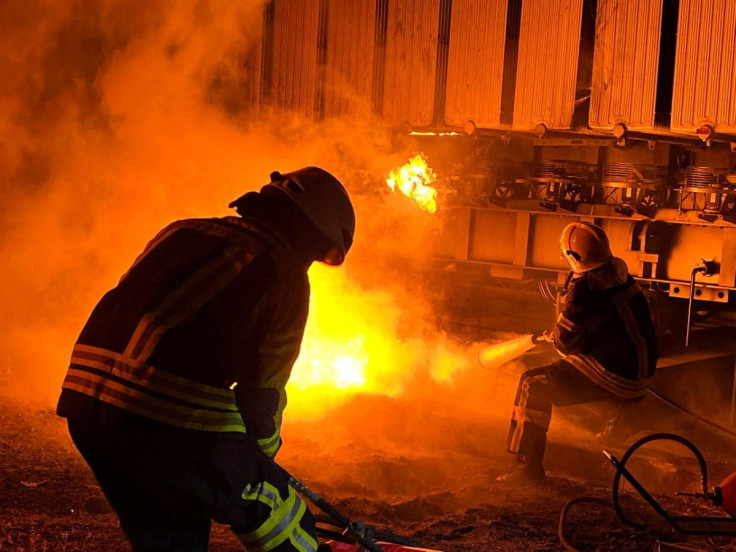 I vigili del fuoco lavorano per spegnere un incendio nelle strutture delle infrastrutture energetiche, danneggiate da un attacco missilistico russo nella regione di Kiev