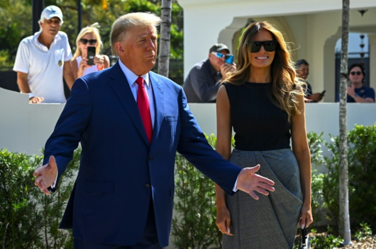 L&#39;ex presidente degli Stati Uniti Donald Trump e sua moglie, Melania Trump, parlano ai giornalisti dopo aver votato a Palm Beach, in Florida