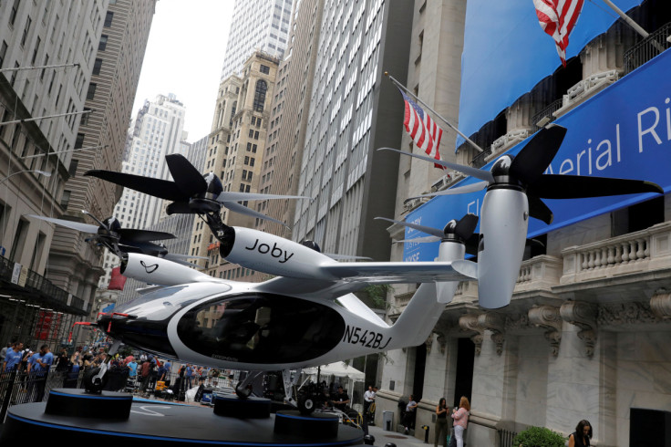 Un taxi aereo Joby Aviation è visto al di fuori della Borsa di New York (NYSE) prima della loro quotazione a Manhattan, New York City