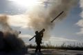 Un soldato ucraino lancia un missile terra-aria durante un&#39;esercitazione militare nel dicembre 2014