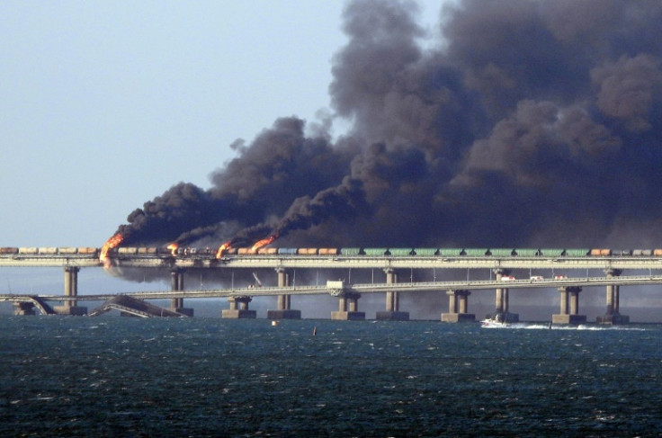 Fumo nero si leva da un incendio sul ponte di Kerch che collega la Crimea alla Russia, dopo l&#39;esplosione di un camion in ottobre
