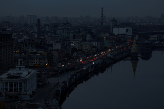 Una vista mostra il centro della città senza elettricità dopo che le infrastrutture civili critiche sono state colpite da attacchi missilistici russi in Ucraina a Kiev