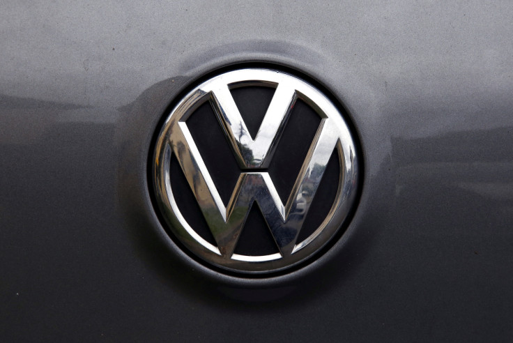 Un logo Volkswagen è visibile su una delle auto della casa automobilistica tedesca in una strada a Sydney, in Australia