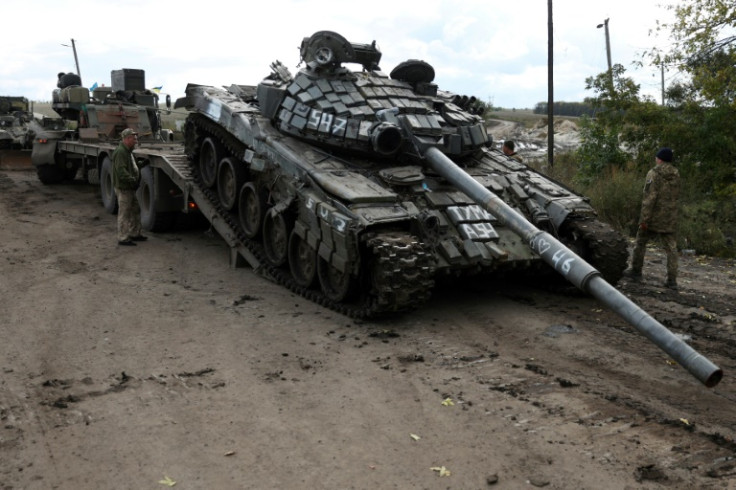 Un carro armato russo T-72 viene caricato su un camion da soldati ucraini fuori dalla città di Izyum il 24 settembre 2022