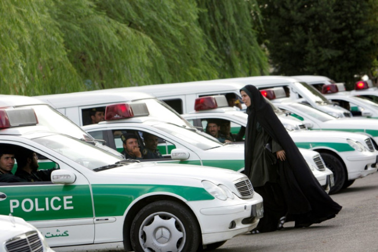 Le squadre della polizia morale erano generalmente composte da uomini in uniforme verde e donne vestite di chador nero