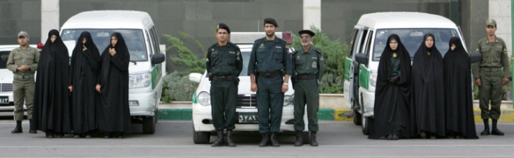 Gli uomini e le donne della polizia morale si preparano per la pattuglia nel 2007, quando hanno iniziato a reprimere e arrestare le donne
