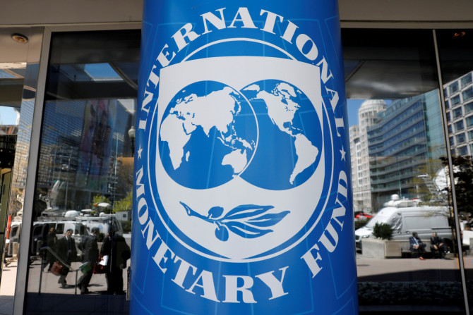 Il logo del Fondo monetario internazionale è visibile all&#39;esterno dell&#39;edificio della sede centrale