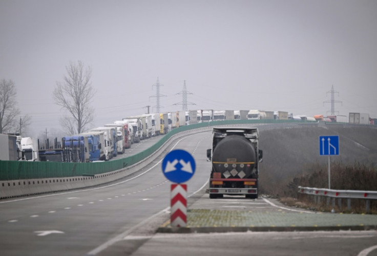 A Giurgiu, sul confine romeno-bulgaro, dall&#39;alba comincia a formarsi una coda di camion di diversi chilometri
