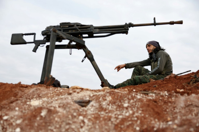 I combattenti siriani sostenuti dalla Turchia si sono scontrati con le forze curde alleate di Washington