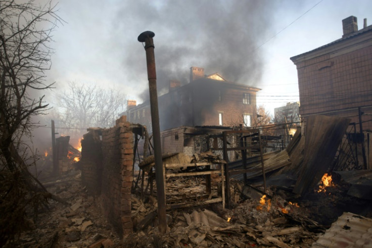 Un edificio brucia dopo i bombardamenti a Bakhmut, nella regione di Donetsk, al centro dei più pesanti combattimenti in Ucraina a novembre e dicembre