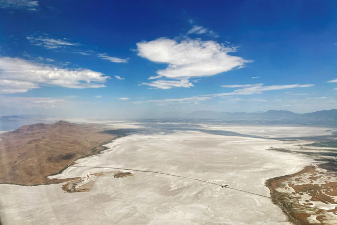 La terraferma circonda l&#39;isola di Antelope dove un tempo c&#39;era acqua nel Great Salt Lake, a Salt Lake City, Utah, Stati Uniti, 13 luglio 2022.