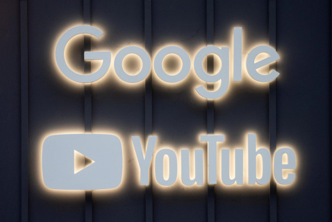 I loghi di Google e YouTube sono visibili a Davos