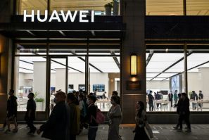 Huawei, uno dei principali fornitori di apparecchiature per le telecomunicazioni, è stata colpita dalle sanzioni statunitensi negli ultimi anni per problemi di sicurezza informatica e spionaggio