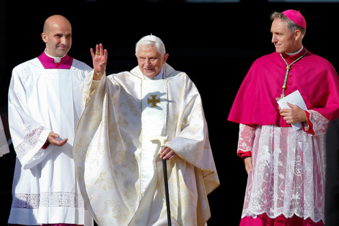 Il Papa emerito Benedetto XVI saluta mentre arriva per partecipare a una messa per la beatificazione dell&#39;ex papa Paolo VI in piazza San Pietro in Vaticano