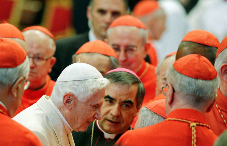 Il Papa emerito Benedetto XVI viene accolto dai cardinali mentre arriva per partecipare a una cerimonia di concistoro nella Basilica di San Pietro in Vaticano
