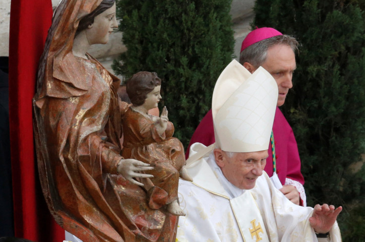 L&#39;ex Papa Benedetto XVI arriva per partecipare alla cerimonia di canonizzazione dei Papi Giovanni XXIII e Giovanni Paolo II che inizierà in Piazza San Pietro in Vaticano