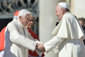 La singolare decisione di accogliere sia un papa che il suo predecessore all&#39;interno della minuscola città-stato ha suscitato sorpresa