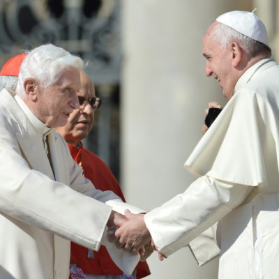 La singolare decisione di accogliere sia un papa che il suo predecessore all&#39;interno della minuscola città-stato ha suscitato sorpresa