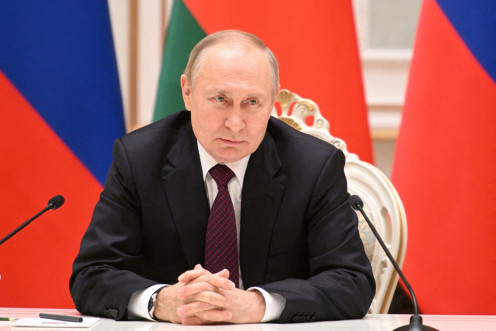 Il presidente russo Vladimir Putin partecipa a una conferenza stampa a Minsk