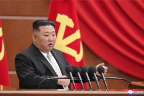 Il leader nordcoreano Kim Jong Un partecipa a una sessione della sesta riunione allargata dell&#39;ottavo Comitato centrale del Partito dei lavoratori, a Pyongyang