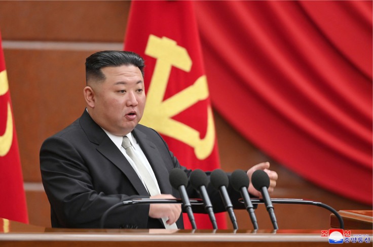 Il leader nordcoreano Kim Jong Un partecipa a una sessione della sesta riunione allargata dell&#39;ottavo Comitato centrale del Partito dei lavoratori, a Pyongyang