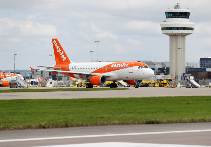 Un aeromobile Easyjet Airbus taxi vicino alla pista nord dell&#39;aeroporto di Gatwick a Crawley