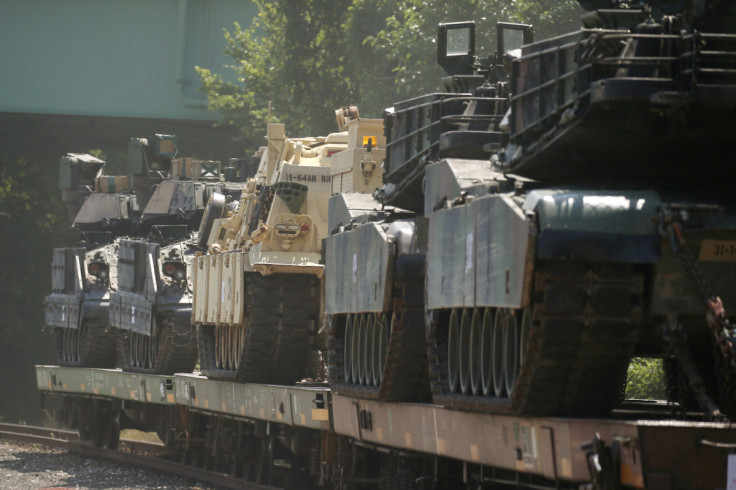 Carri armati M1 Abrams e veicoli blindati si trovano in uno scalo ferroviario nel sud-est di Washington